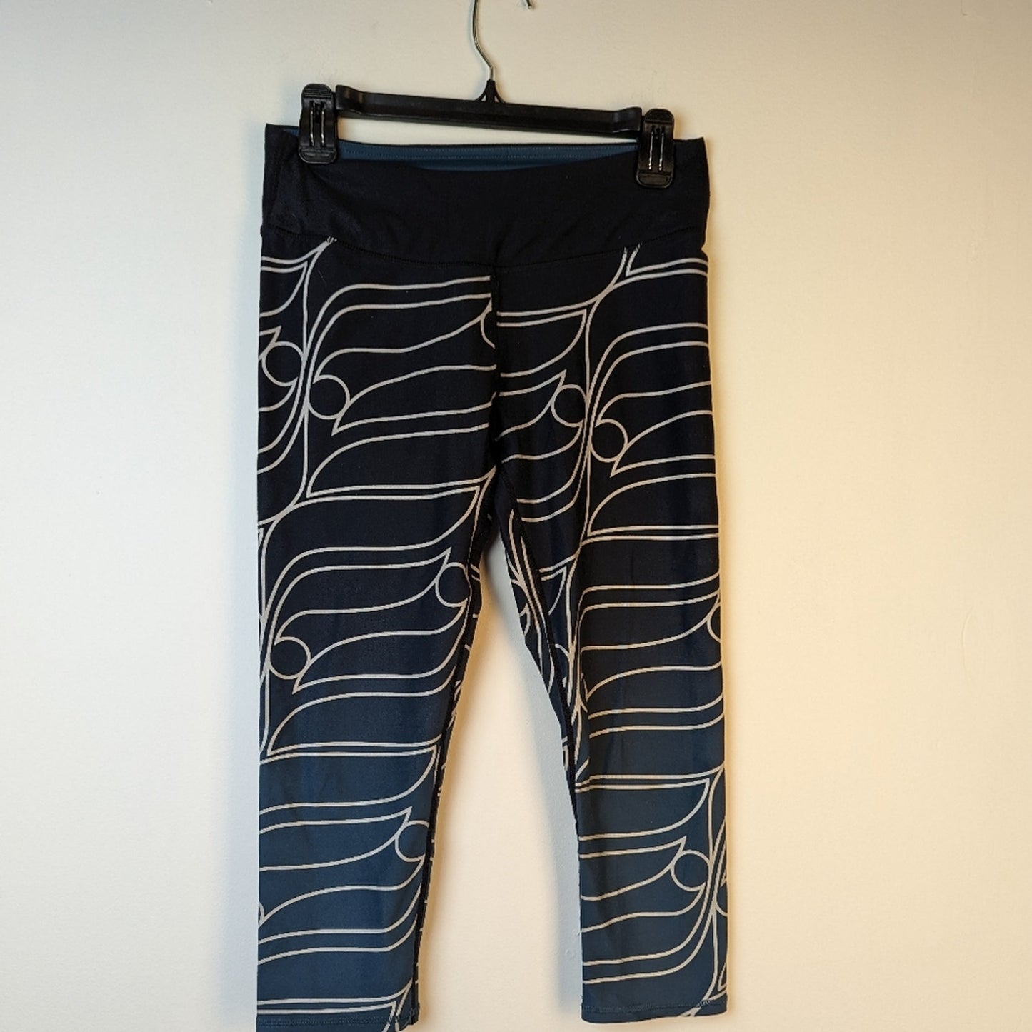 Fabletics Define Power Hold Mid Rise Capris - Small