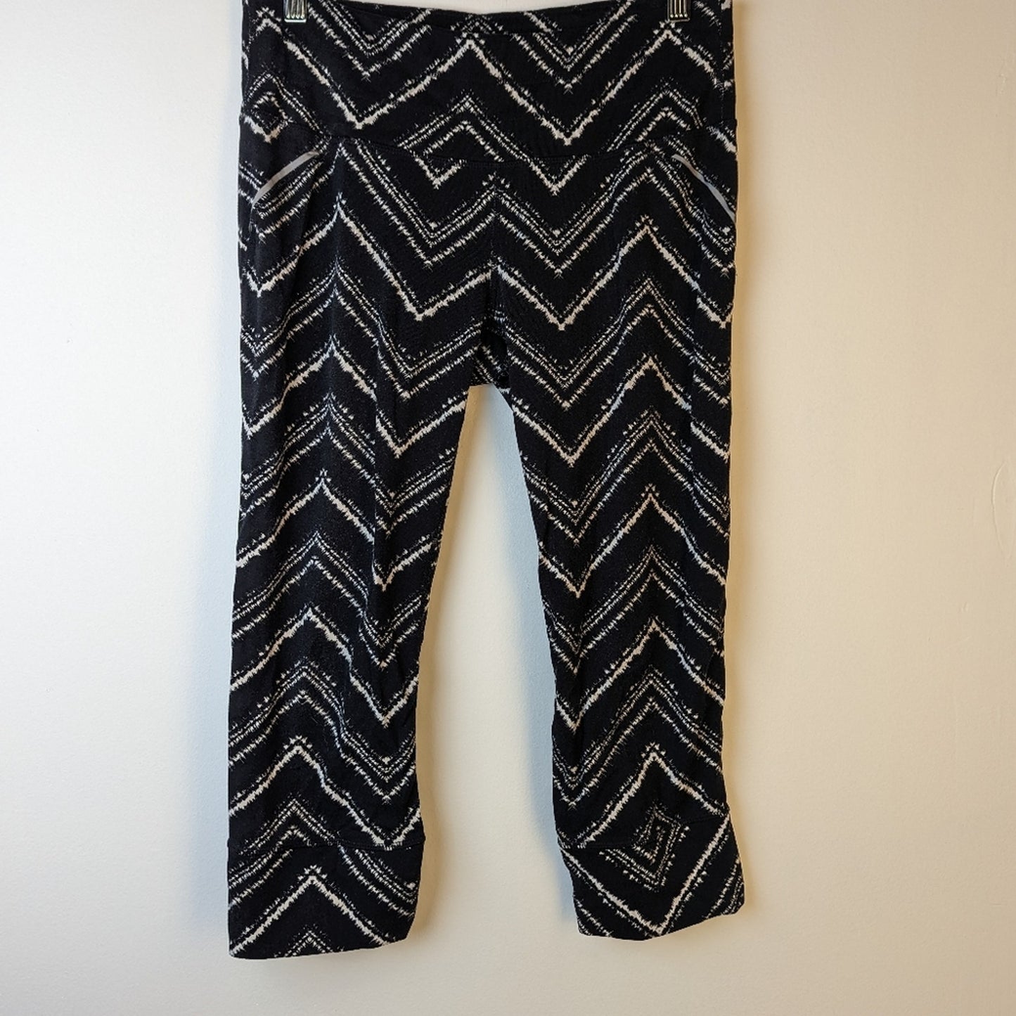 Athleta Zig Zag Relay Capri Leggings - Medium