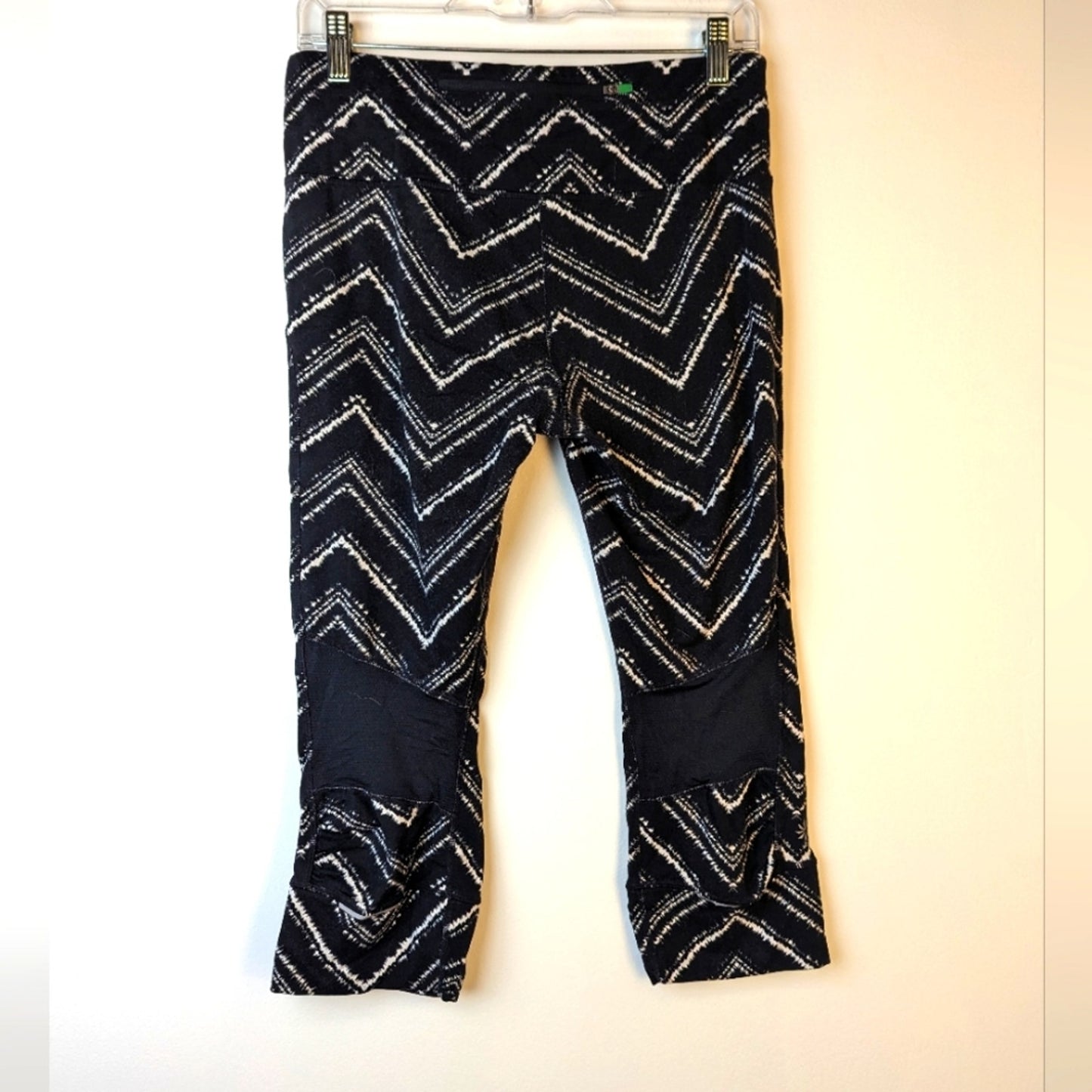 Athleta Zig Zag Relay Capri Leggings - Medium