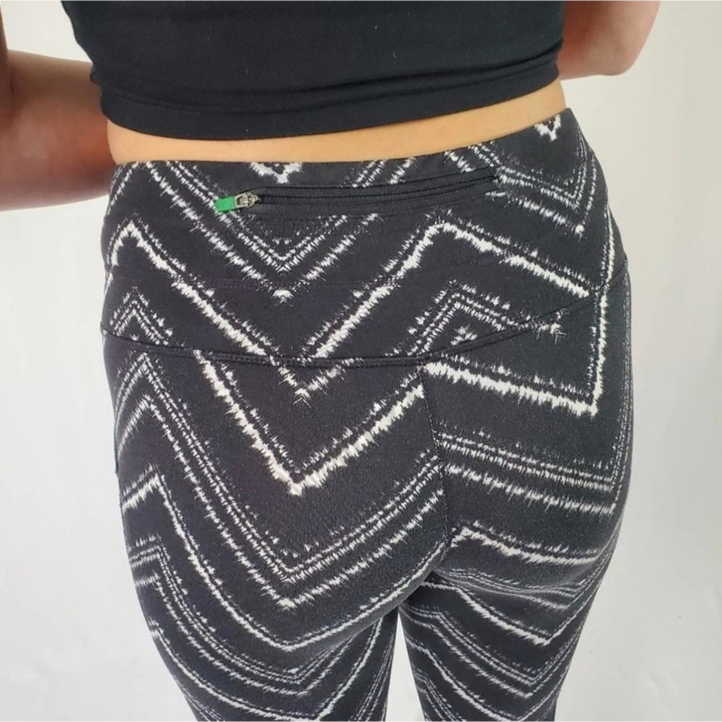 Athleta Zig Zag Relay Capri Leggings - Medium