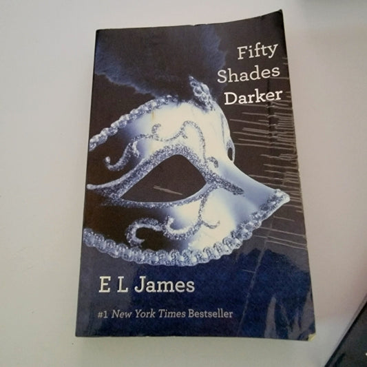 Fifty Shades Darker by E L James, Paperback