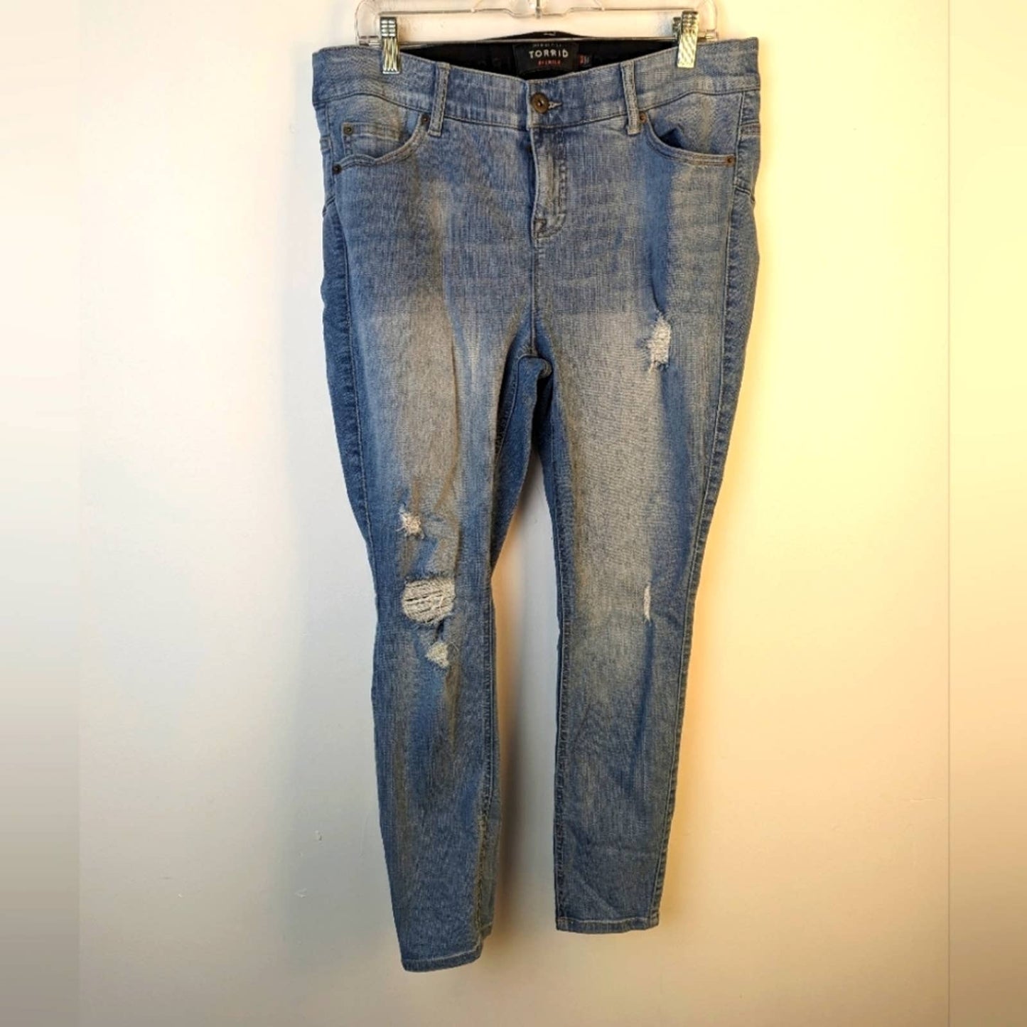 Torrid Bombshell Skinny Distressed Jeans / 16S